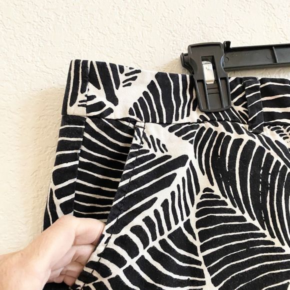 Ann Taylor Loft 100% Cotton Shorts Black White Floral Leaf Print Tropical SZ 14 - Picture 3 of 10